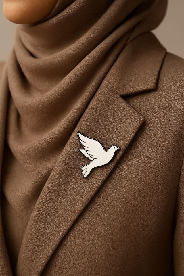 Özgür Kuş Broş