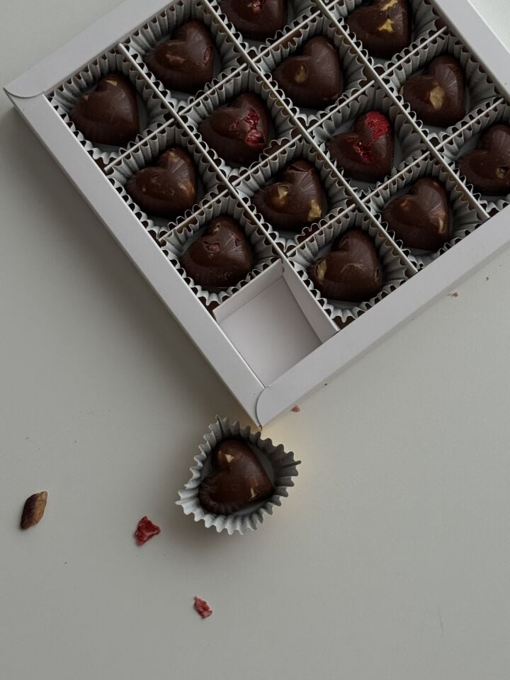 Nemâ Natural Çatlak Kalpli Doğal Çikolata